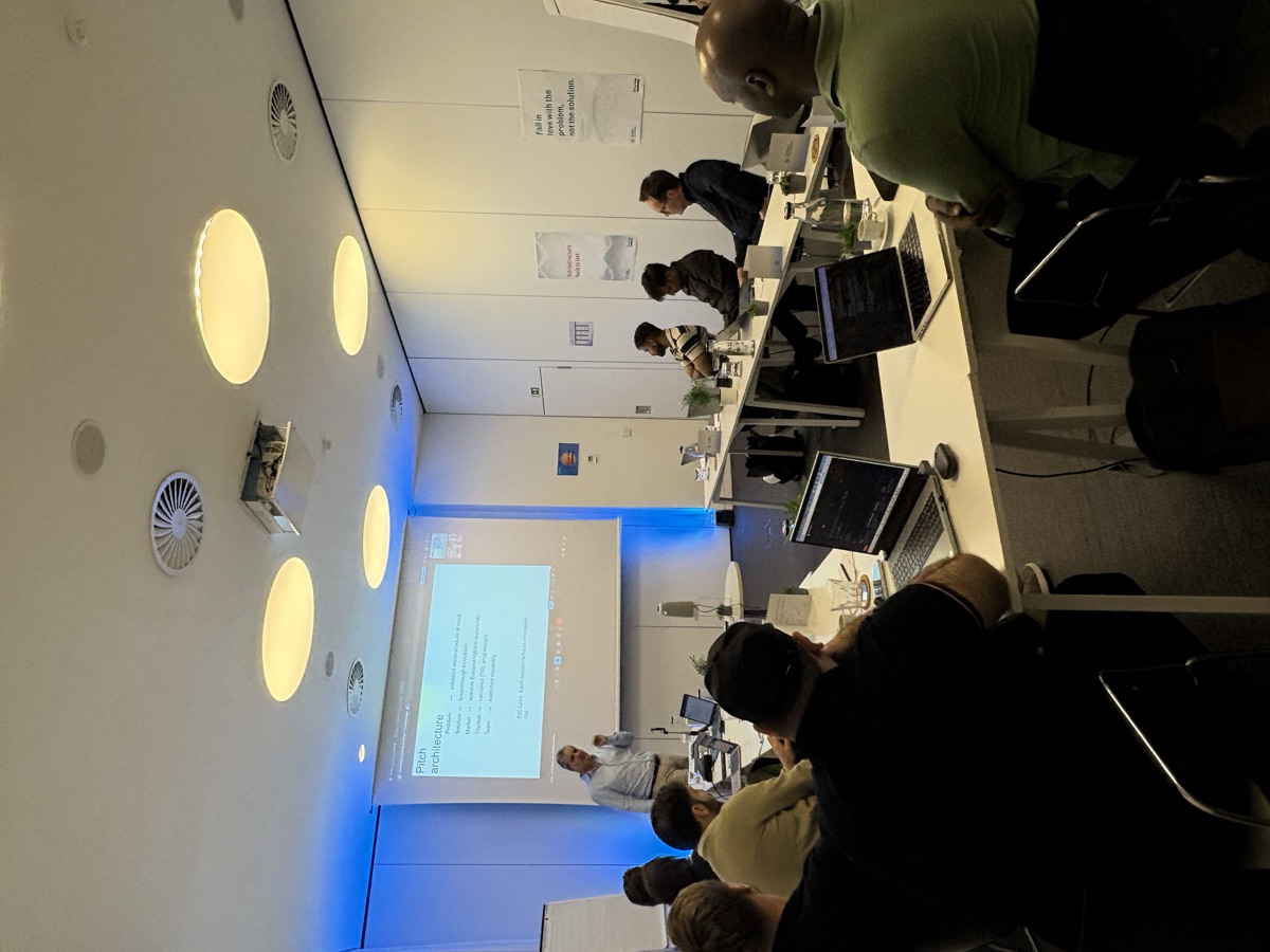 Full room during accelerator session